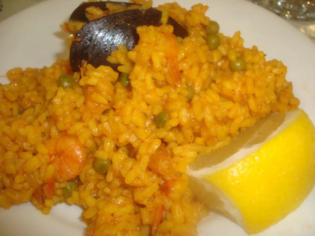 Paella de marisc amb gambes, musclos i calamars en una paella