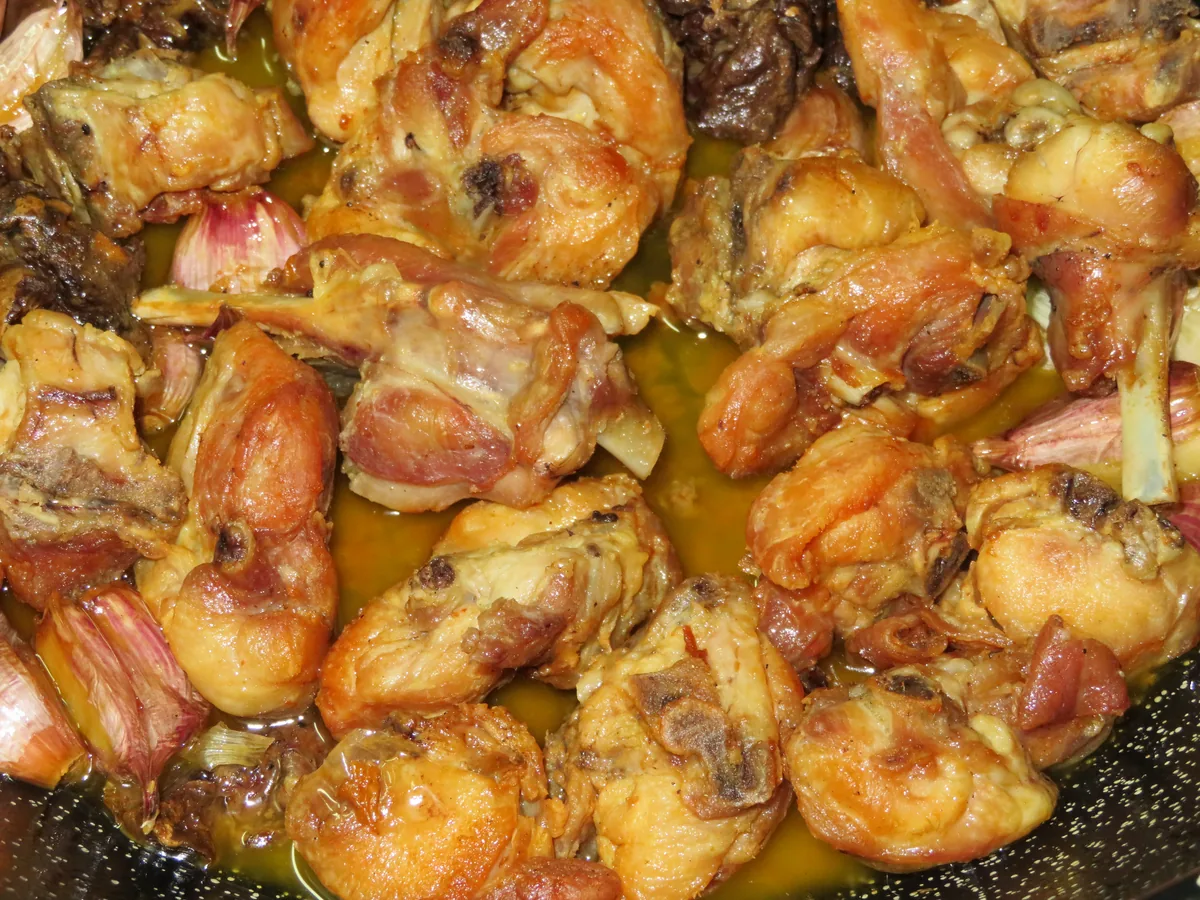 Pieces of rabbit with garlic, bay and oil