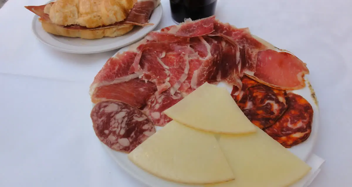 Taula d'embotits ibèrics amb pernil, xoriço i llonganissa