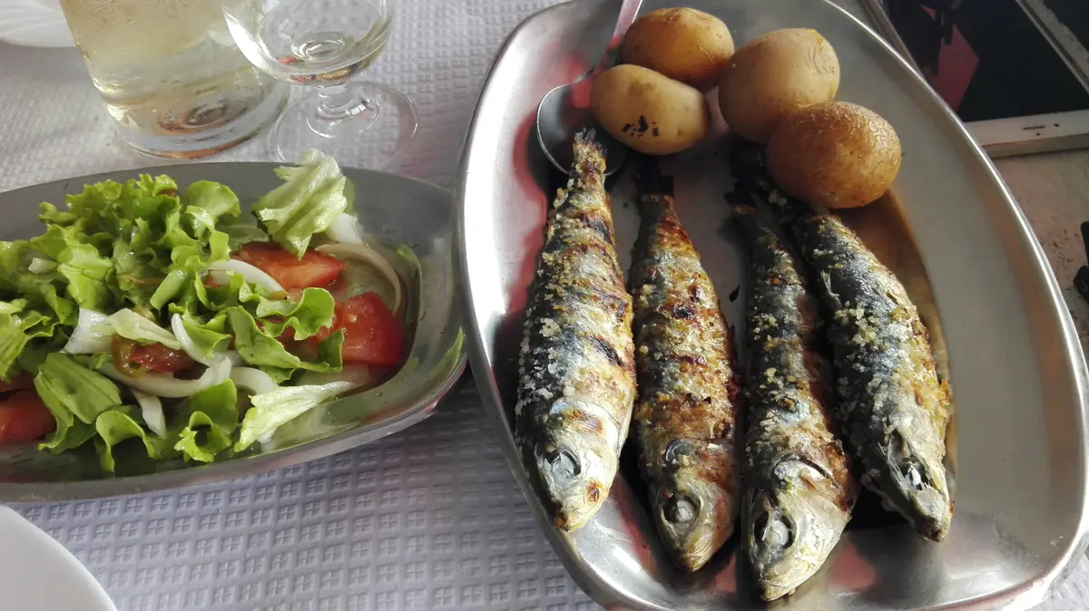 Sardines a la brasa damunt les brases