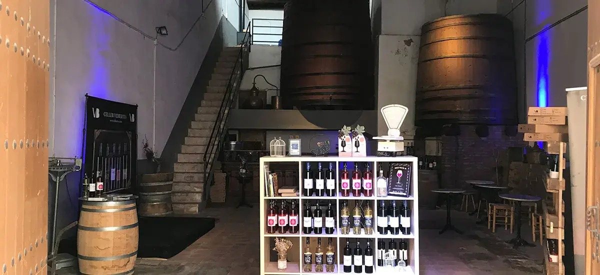 Celler amb foudres de fusta i un prestatge d’ampolles, a l’Espluga de Francolí